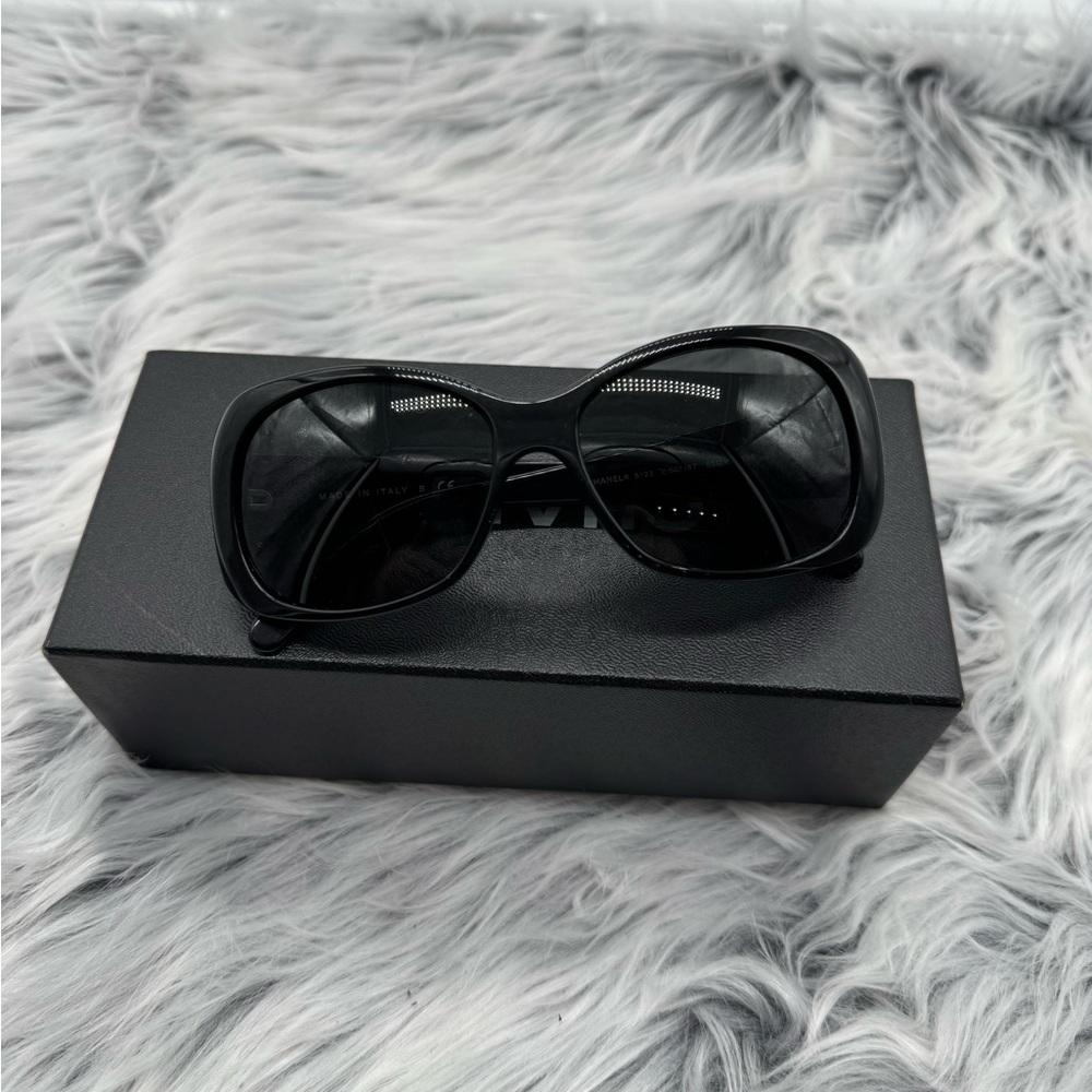 CHANEL Elegant Black Sunglasses for Women - Picture 2 of 5